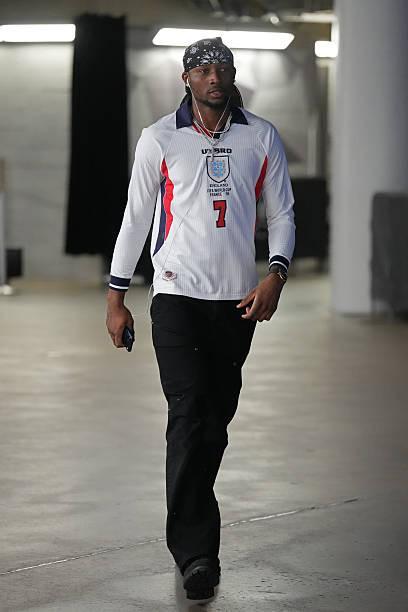 必赢官网-这球衣帅，库明加赛前身着贝克汉姆英格兰球衣进入球馆